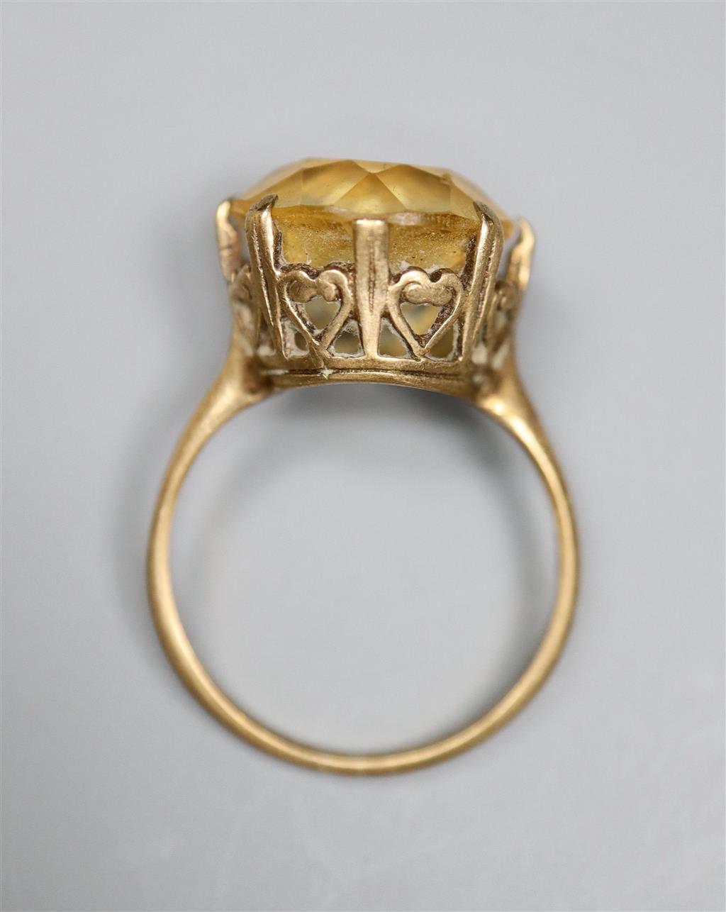 A 9ct and citrine set oval dress ring, size K, gross 2.9 grams,